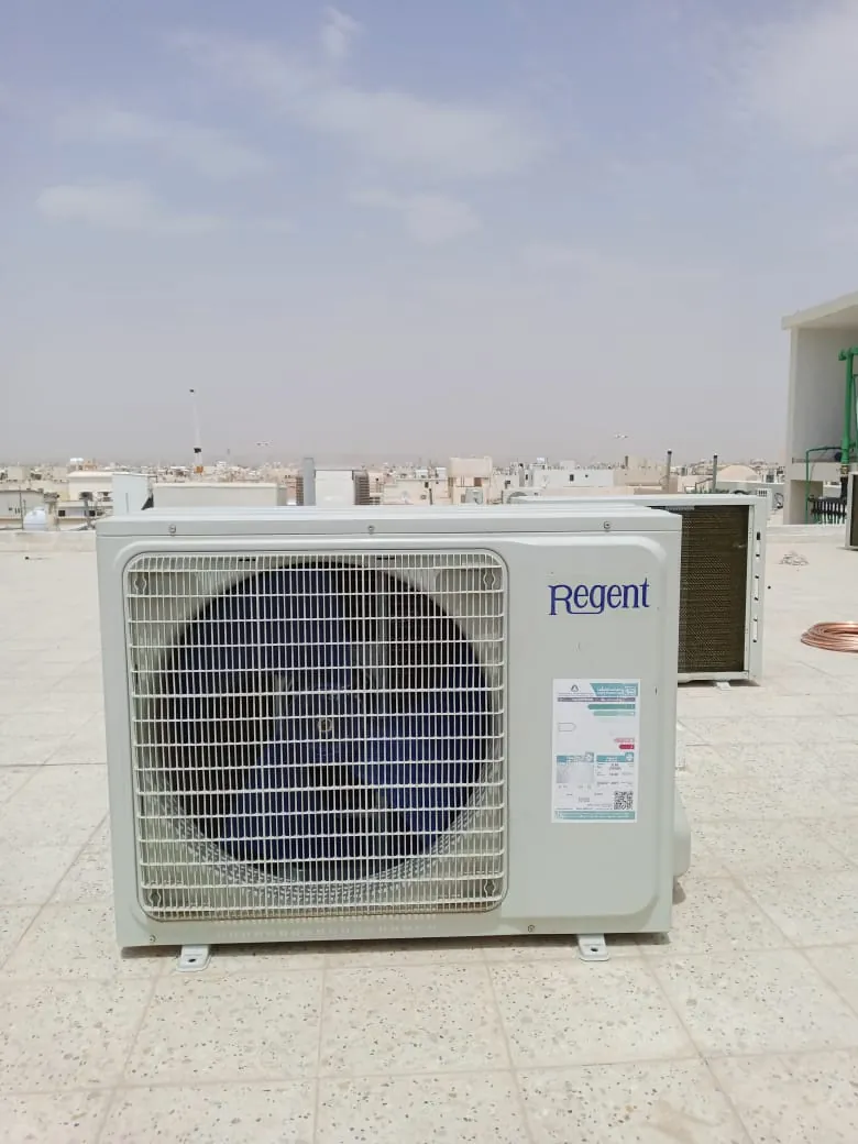 صيانة مكيفات سبليت: وحدة خارجية لمكيف سبليت على سطح مفتوح في الرياض